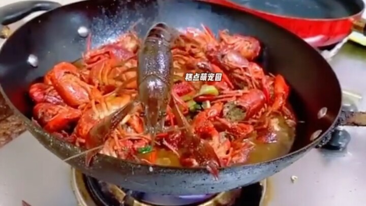 Do you want to try the crayfish made by this young lady?