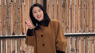 It's snowing! Let's take some photos!