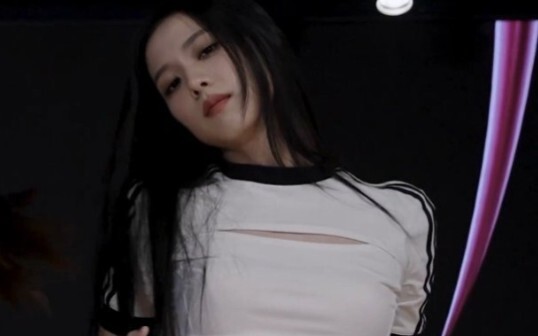 Nếu bạn xem kỹ phiên bản phòng tập của video vũ đạo lần trở lại này, bạn sẽ thấy màn trình diễn trên