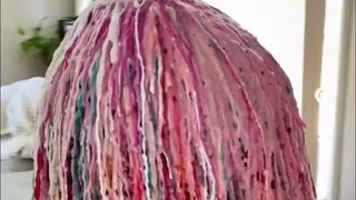 从奶奶辈传下来的巨型蜡烛摆件，小姐姐又在上面继续点了根蜡烛