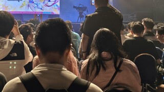 Đám đông đổ xô đến xem trước Ave Mujica Singapore