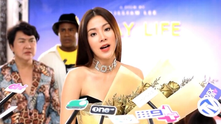 Nữ minh tinh tham dự buổi họp báo thì bị người ta dâng tặng bông hoa vàng mang ý nghĩa nguyền rủa, p