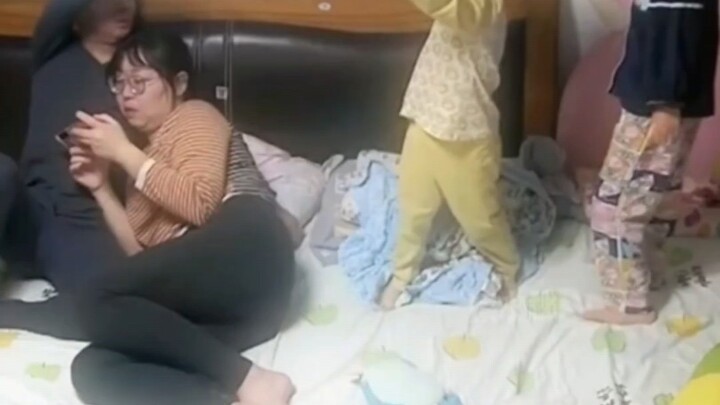 Hai đứa trẻ ở độ tuổi còn chưa thể tự chủ được việc đi tiểu đã kiểm soát được toàn bộ tình hình.