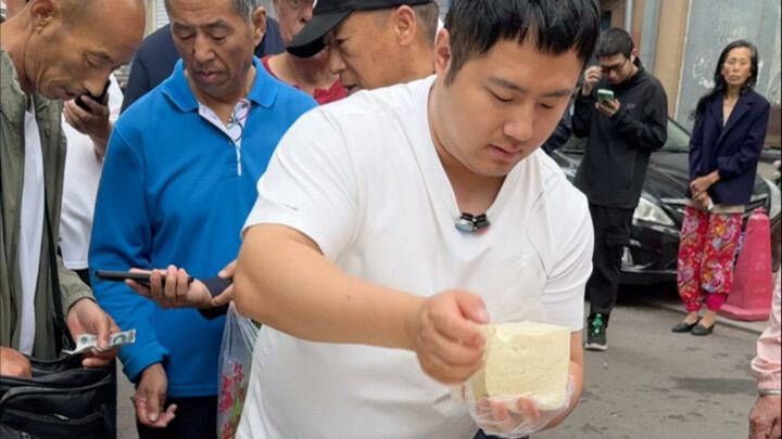 هل التوفو عند الشاب يلقى كل هذا الإقبال؟ في الصباح الباكر وصل عدد من يأكلون التوفو إلى هذا الحد!