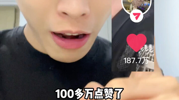 Cũng để cậu nhóc này hát một bài đi, mọi người ủng hộ cậu ấy nhé!