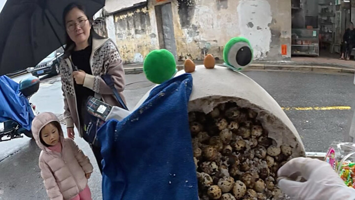 A Day in 1998 Selling Salt-Roasted Quail Eggs at a Street Stall in Foshan