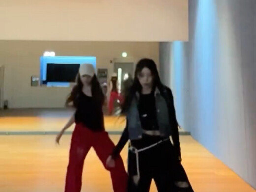 【NMIXX】Joo Kyung likes Jennie