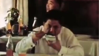 إن مقطع الفيديو لرجل غني يأكل في القطار في عام 1979، ويأكل الأرز بكميات كبيرة، أمر مثير للحسد!