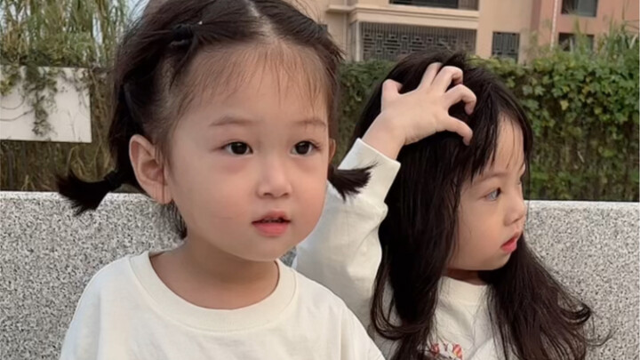 Bé Tiểu Viên hai tuổi cũng rất lanh lợi! Nhân lúc Tấn Y đi học thì lén ăn