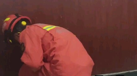 当消防员捉到小蛇后，这嫌弃的小表情太可爱了。