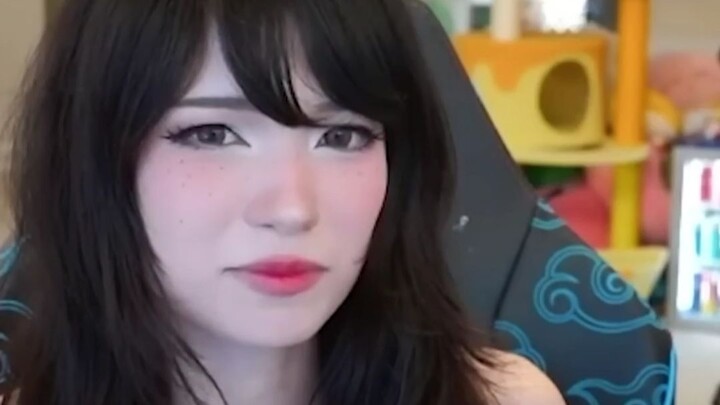 Emiru xem trang phục Bạch Hậu [Quân Q] trong [Marvel Rivals]