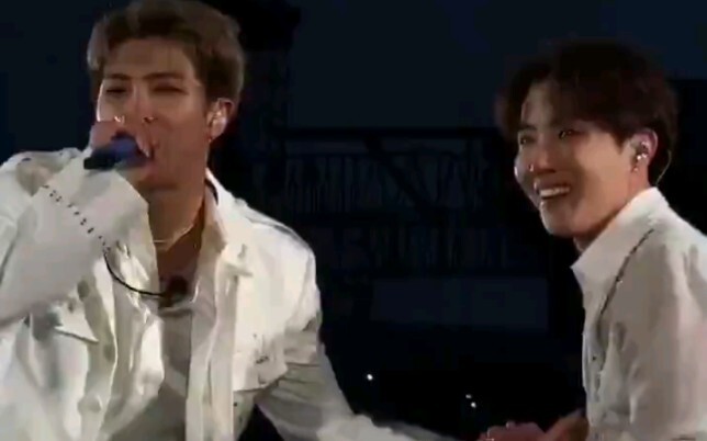 【BTS】190512 Suga muốn làm ngầu, trước thì suýt không ngồi xổm vững, rồi lại đâm vào lòng Jimin luôn 