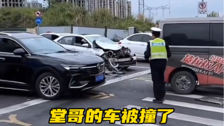 堂哥的车被别人给撞了，他的这个操作大家都佩服他#汽车知识