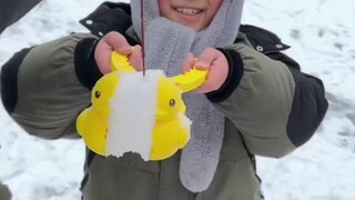 يا له من طفل مذهل! استغرق بضع ساعات ليملأ الشجرة بالبط الصغير.