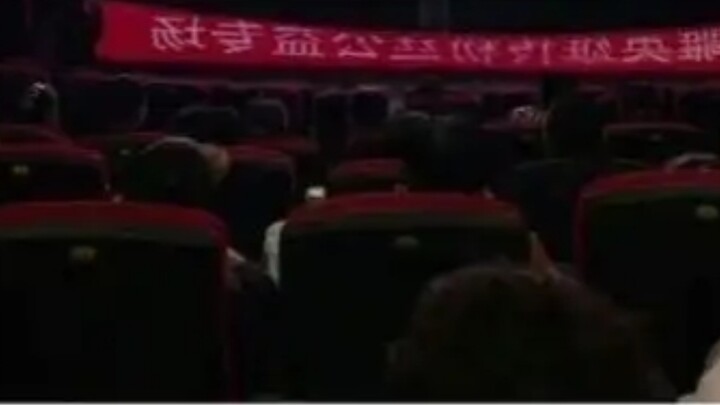 Xiao Zhan fans put up banners in the Nezha Theater to create the illusion of a full house