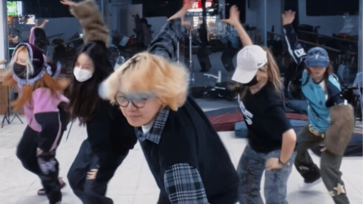 College students have their own mama version of queencard