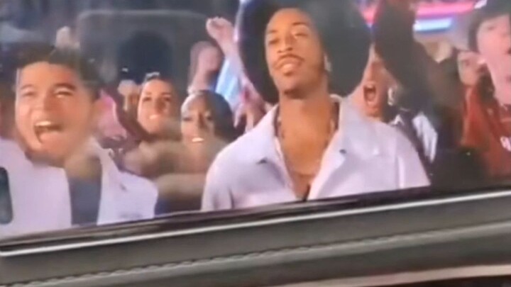 Xem đi xem lại mấy lần vẫn cứ buồn cười.