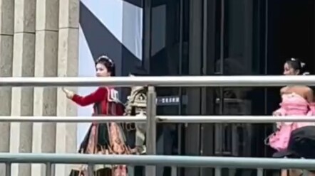Yujqi was greeting fans, didn’t watch where she was going, and stepped on G.E.M.’s dress hem!!!