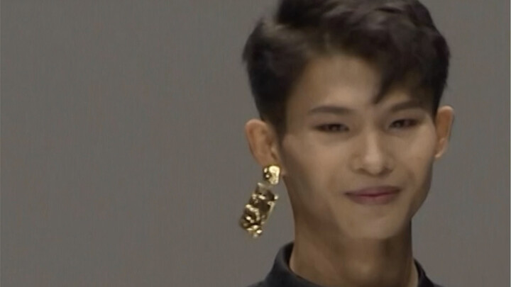 انفجرت ضاحكاً على منصة العرض، يا إلهي!