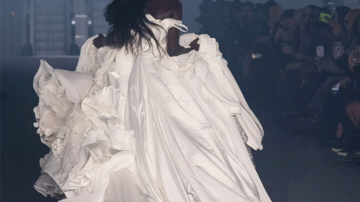 เจ้าสาวหนีออกจากแคตวอล์ก กลับเป็นการแสดงสดแบบอิมโพรไวส์! ทั้งแก้ไขข้อผิดพลาดได้อย่างแนบเนียน ยังเติม