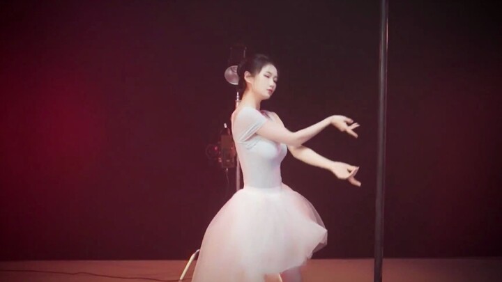 Holding your hand, I blow away the vast, misty waves.