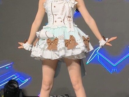 Mu Mu ada permen susu 2025.11.16 Teater World Tree Shanghai solo tunggal