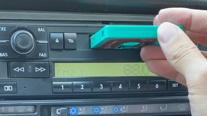 Putar lagu tahun 2001 menggunakan mobil tahun 2001.