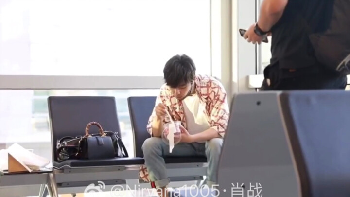 2019.09.22 [Xiao Zhan] Waiting for a connecting flight at Frankfurt International Airport during Mil