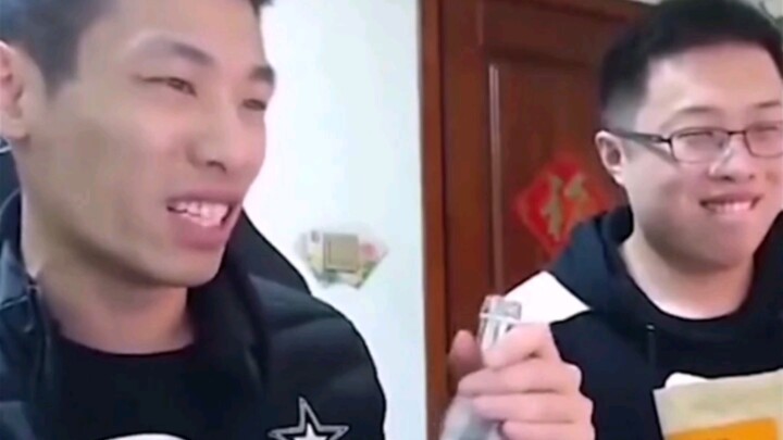 Saat Si Xu Xu sedang live streaming jualan, ia ditegur oleh super admin dan langsung diminta untuk k