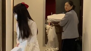 Phản ứng của cô ấy khi cô ấy nghĩ rằng mình đã tè dầm