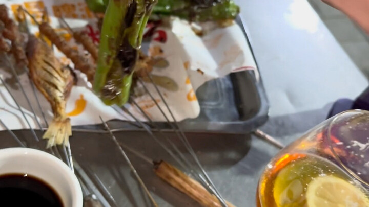 Warung pinggir jalan di tengah malam menghibur setiap pahlawan yang berjuang keras dalam hidup. Sema