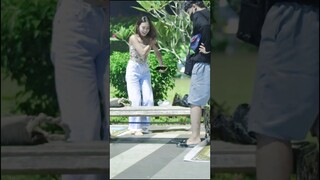 eh ada yang lepas tuh, prank kakak seksi cari sandal #viral #funny #prank #trending #shorts #lucu