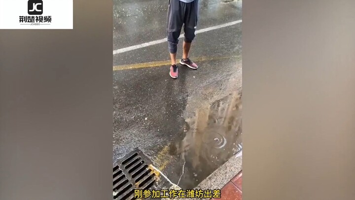 Cô gái vốn đang buồn bã bị té nước ướt hết người, anh trai dừng xe xuống xin lỗi, cô gái miệng nói k