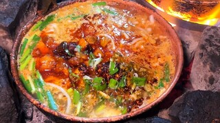 来云南就是为了这口炭火煮的铜锅米线！加一块臭豆腐，味道还特别啊～