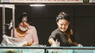 美女为了爱情摆摊卖炒面，提起老公她哭了