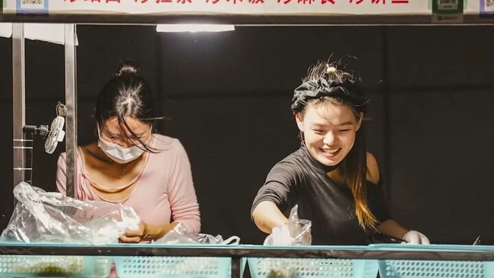 美女为了爱情摆摊卖炒面，提起老公她哭了