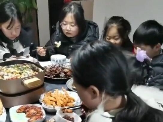 ลูกชายจัดเลี้ยงฉลองวันเกิดโดยเชิญเพื่อนผู้หญิงมาทานข้าวด้วยกัน ฉันต้องแอบสังเกตก่อนว่ามีใครที่ไม่ถูก