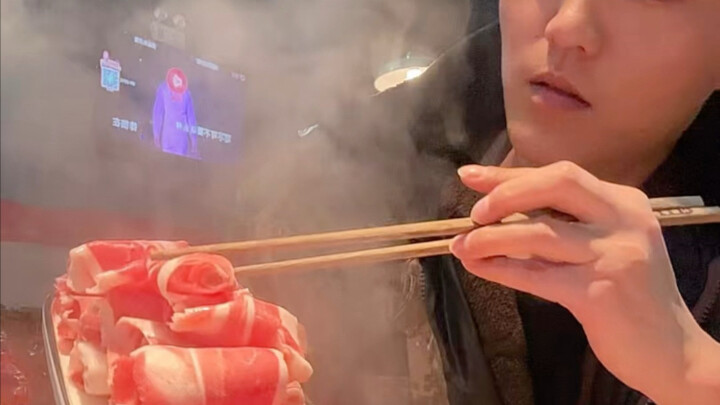 Tan làm xong ăn một nồi lẩu nóng hổi, bao mệt mỏi trong ngày cũng tan biến, mùa đông mà ăn lẩu thì đ