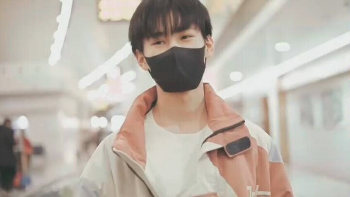 误开闪光灯后小爱豆的反应？！