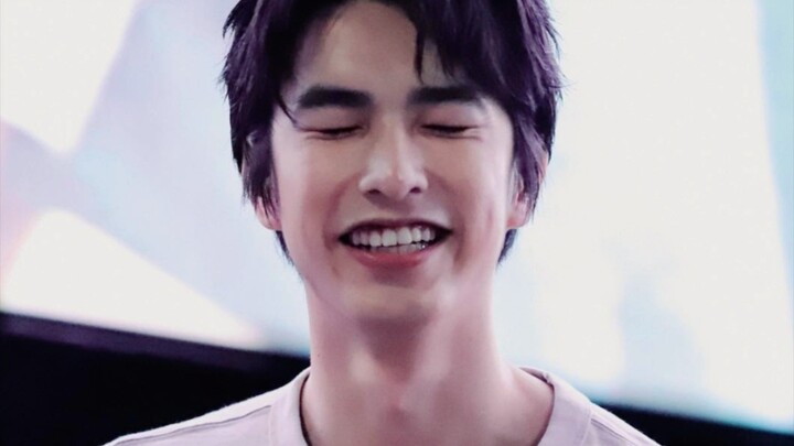 Gak ada yang kasih tahu aku kalau di luar layar, Po Il-young suka banget nyengir lebar kayak gini!