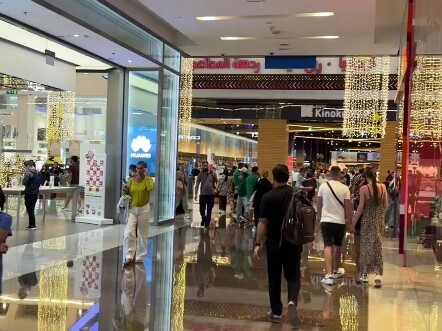 Ini direkam oleh seorang netizen Tiongkok di Dubai; baru setelah ke luar negeri ia menyadari betapa 