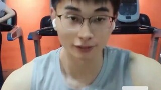 南京红大爷的教练火了，他开直播了，也不避讳了，肌肉练得确实让人羡慕