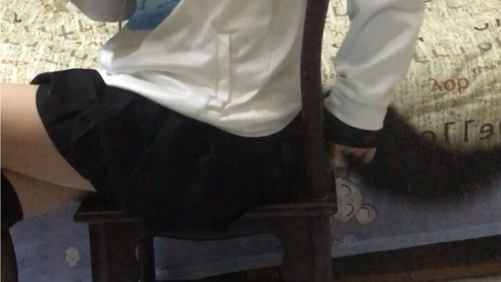 Tired of studying? Let’s put on some women’s clothes and play with a tail (/ω＼)