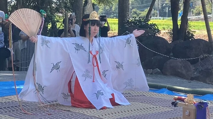 [Vũ điệu Urayasu] Vũ thần nhạc của các nữ tư tế Thần đạo tại đền thờ Nhật Bản