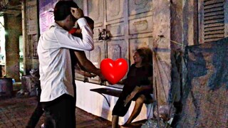 Giúp đỡ người nghèo trong những ngày hè nóng bức - Đức Nhã