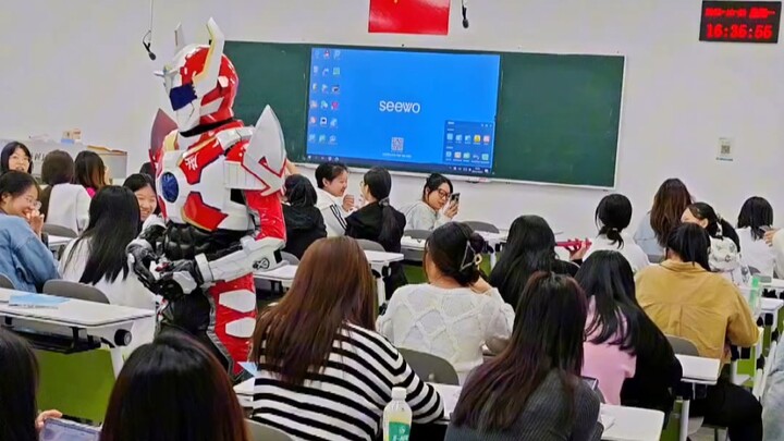 当你穿着刑天铠甲去教室上课！教室出现铠甲勇士看同学们的反应