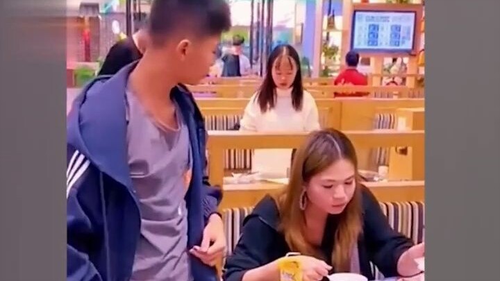 เด็กชายเจอผู้หญิงที่เหมือนแม่ที่จากไป จับแขนแน่น ขออย่างสั่นเครือว่าให้กอดสักครั้ง—ชั่วพริบตาถัดมาทำ