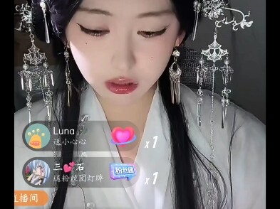 Happy Yuanyuan, 5,000 people watch her eat an orange.