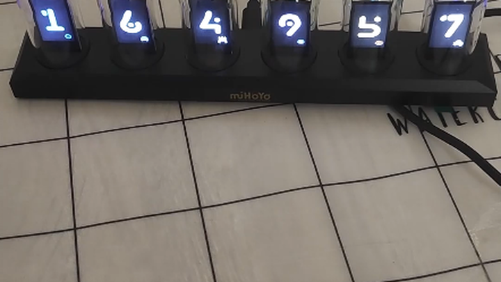 MiHoYo’s New Year gift box clock is actually just a way to show off his wife’s wedding photos.