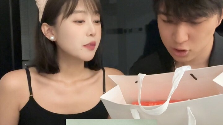 Những ngày tháng anh vắng mặt giờ đây cũng tràn ngập sự hiện diện của anh. Em luôn là người chuẩn bị